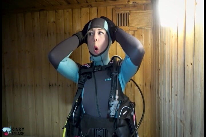 UKCuteGirl Lucy Lauren: Potápěcí agentka Lucy se vrací pod vodou, hledá tajné zařízení