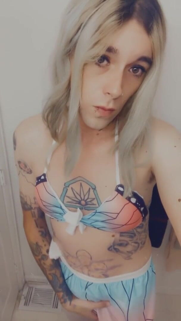 CarmenMelatonin: Sexy děvka v plavkách