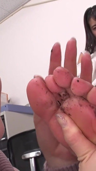 Picioare grimy, Degete murdare negre: Maina Yuuri venerează tălpile murdare ale lui Fuuka Nagano în timpul unui jambiere la birou try-on