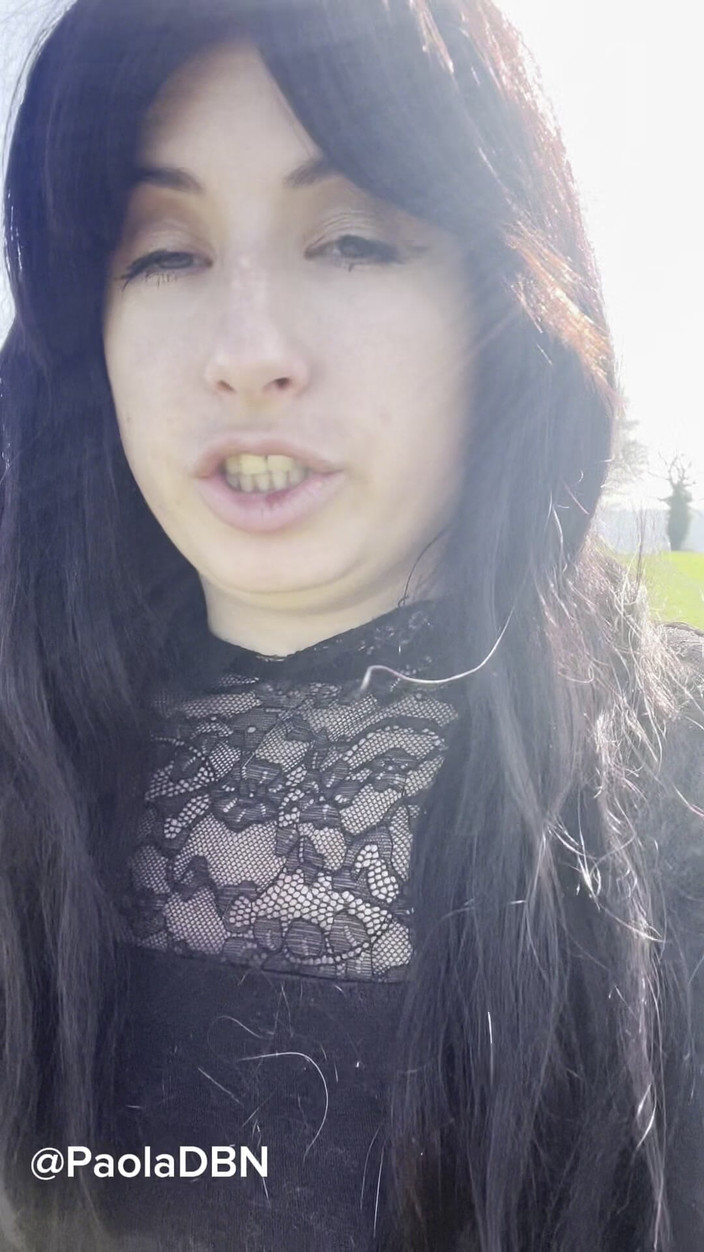 PaolaDbn: Exhib venku kouření stříkání