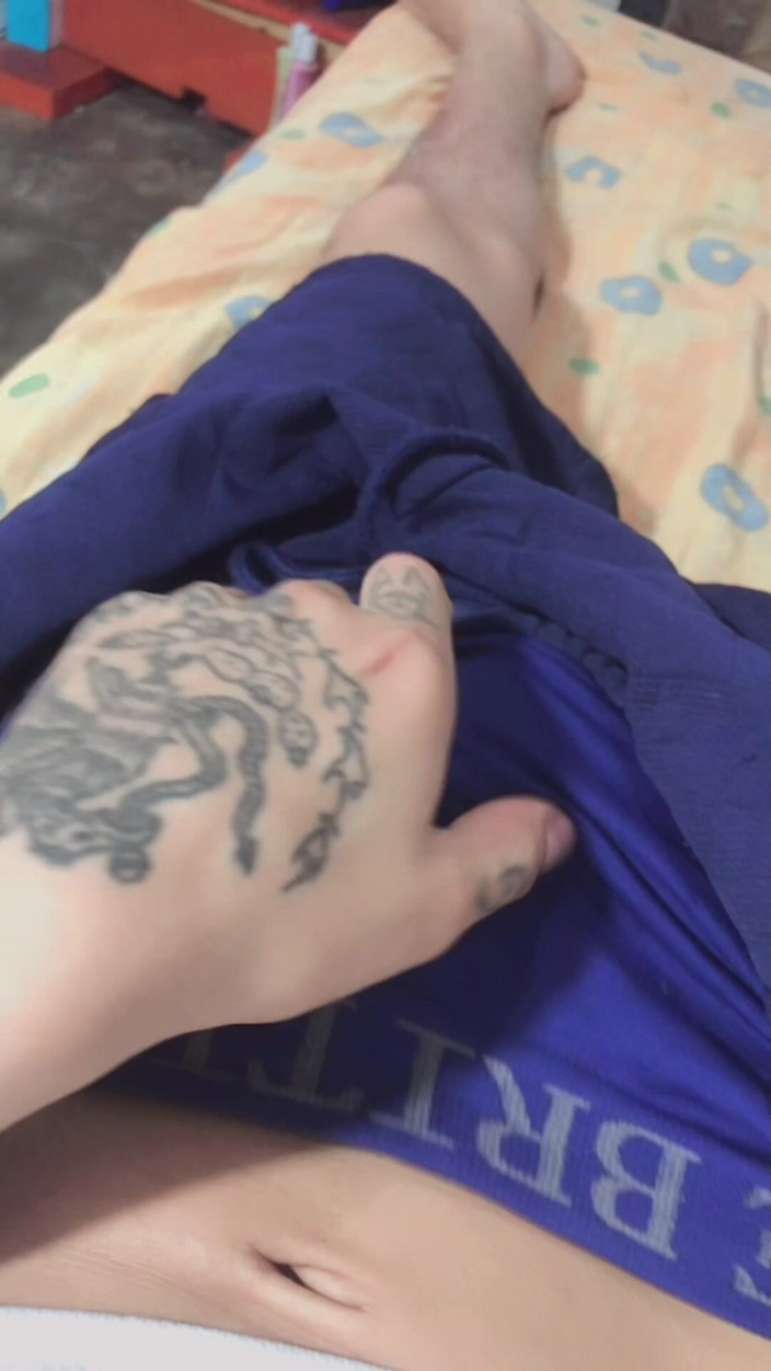 Vital studio: Meine Nachbarin sieht, wie ich masturbiere, und lutscht meinen Schwanz,...