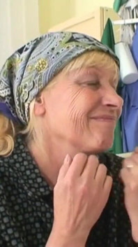 Přes to, že je hospitalizován, starý pán touží po čerstvé kundičce
