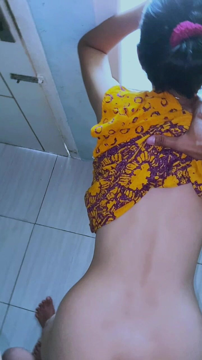 Bella Ivanka: Een jonge vrouw vindt het heerlijk om in haar poesje...