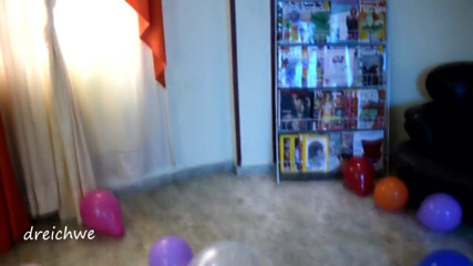 Dreichwe: Ballons mit den schuhen zermalmen