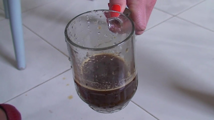 TRASHPORN: Раб Дозволяє Йому Попісяти