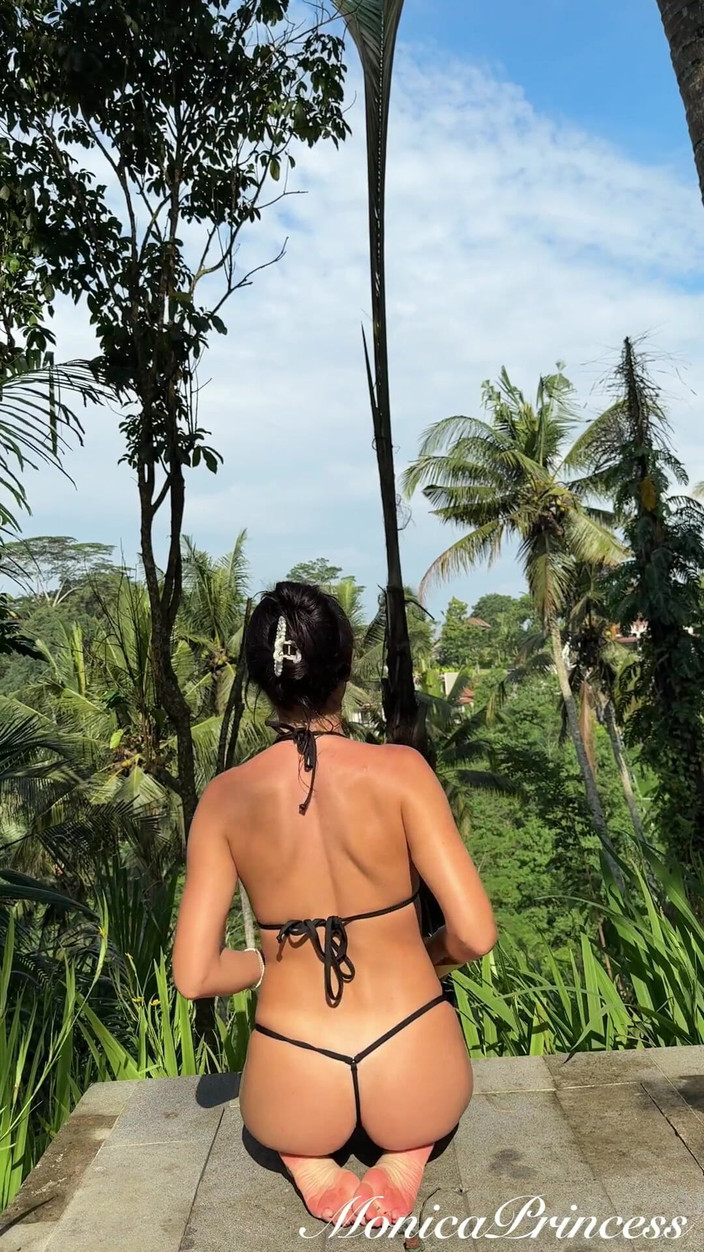 Princess Monica: Venkovní cvičení pro záda, paže a zadek v mikro bikinách