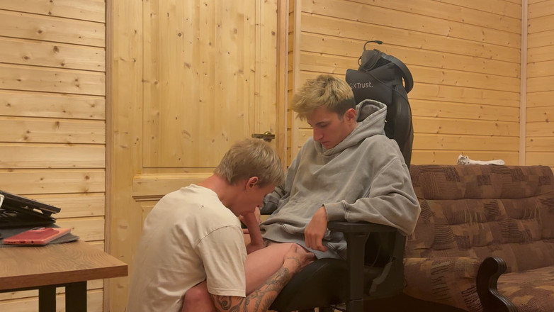 Ethan Lestray: Bölüm 1: Twink, Erkek Arkadaşı Dinlenirken Bir Arkadaşını Çağırdı