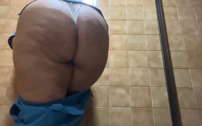 Katrina 4 deluxe: Camera in hospital catches big ass nurse pissing