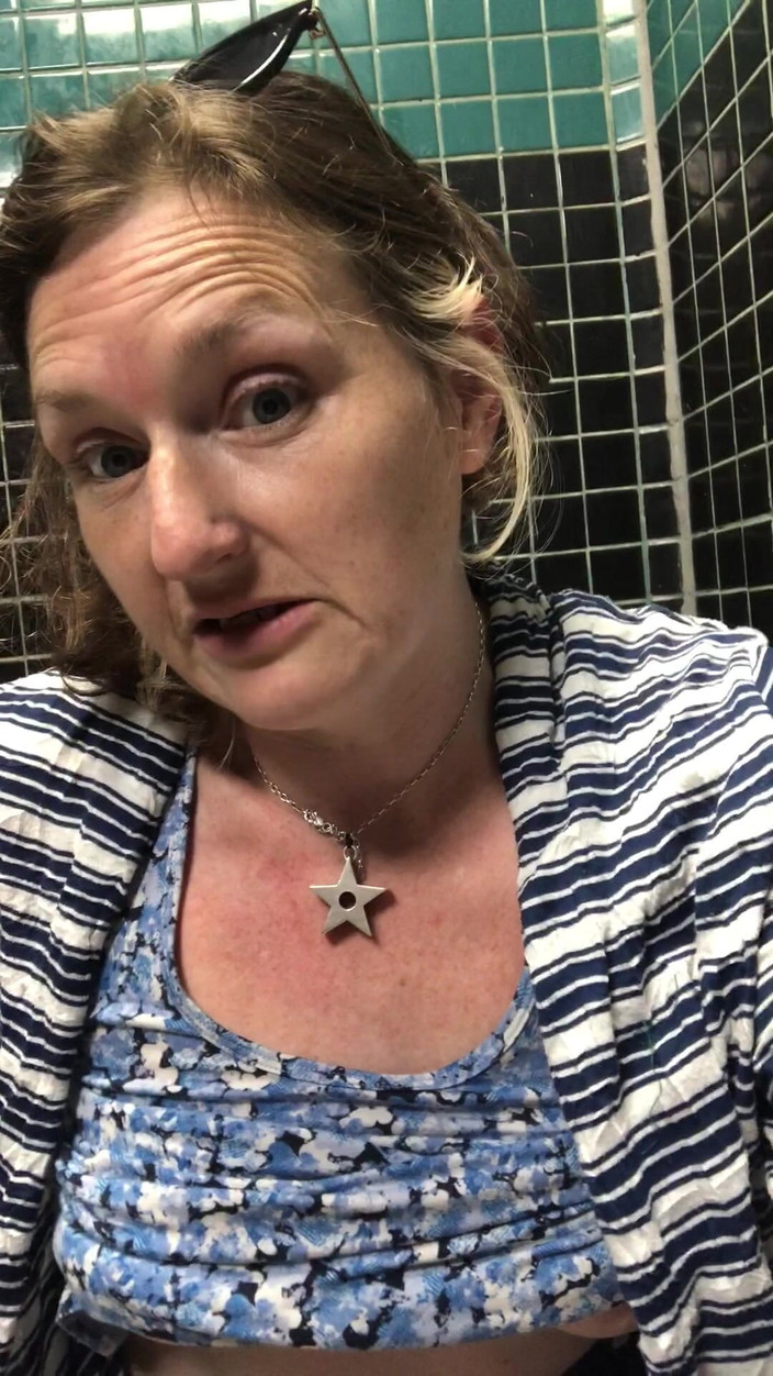 Pissing Paradise: ¡desperate Cougar Hace Un Pis Masivo En Dallas Como Parte...