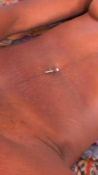 La piccola teen nera cavalca un dildo mostruoso nel suo 1° video da solista