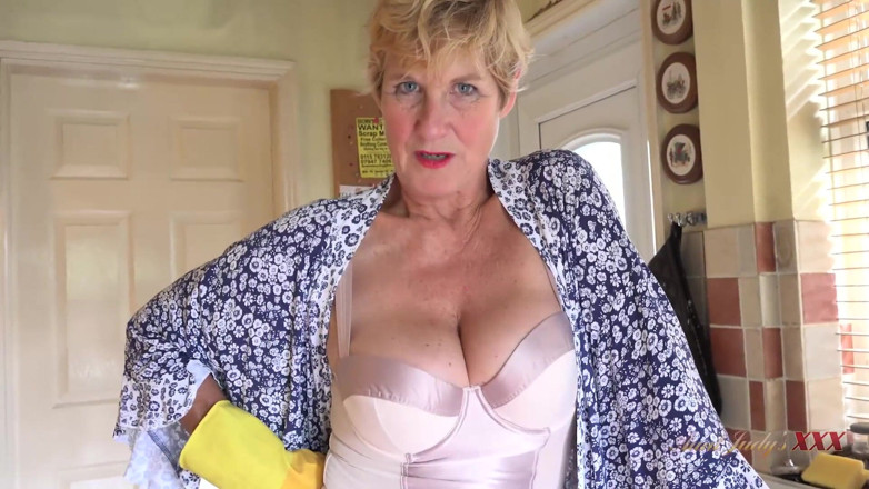 Aunt Judy's XXX: Judysxxx - Prsatá zralá žena v domácnosti saje tvého ptáka v kuchyni (pov)