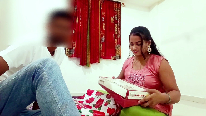Riyagueen: Anh kế ăn mừng Raksha Bandhan với chị kế trẻ hơn