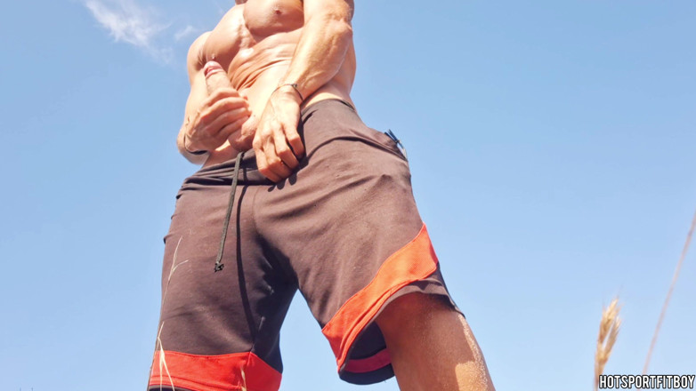 Hotsportfitboy: Plajda büyük yarağıma mastürbasyon yapıyor - yürürken heyecanlı