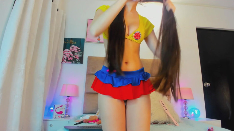 Amaiasonn: 一个可爱的拉丁女郎只是想在她的天然巨乳上被干