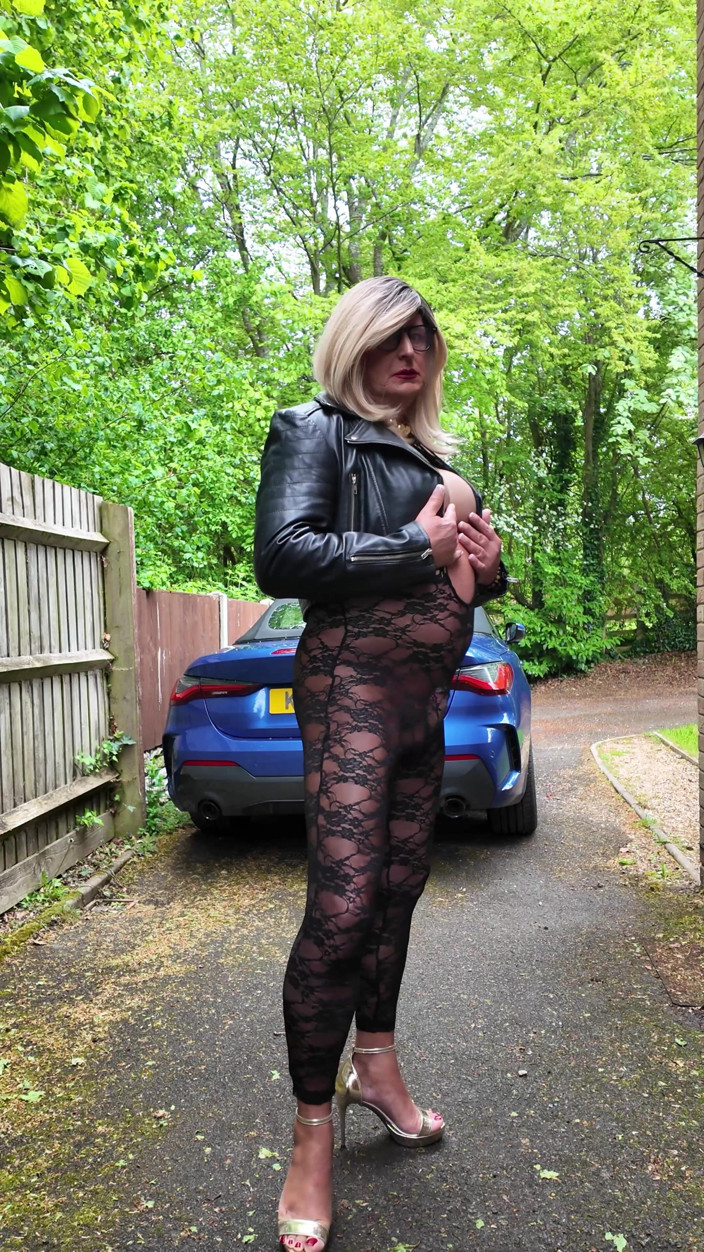 Kellycd2022: Travestiet Kellycd2022 in zwart leren jasje en kanten catsuit en...