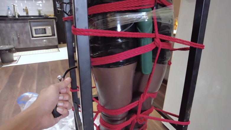 Aisan girl bondage: Mz32 - atado dentro de un dispositivo de metal, alcanzando un...