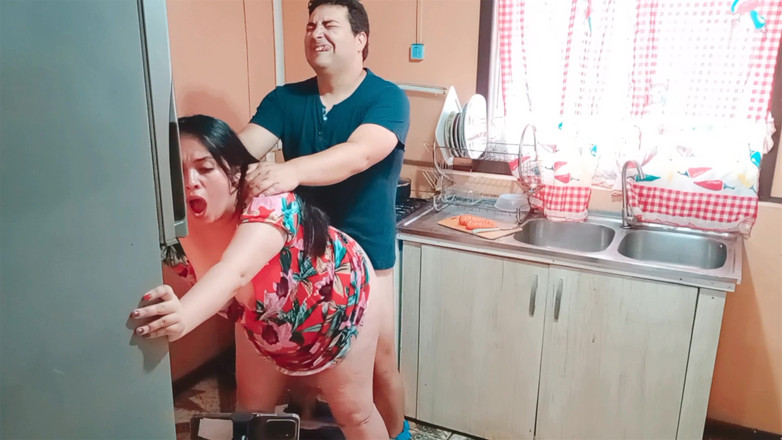 BBW Kelly Mom: 새엄마가 냉장고를 열때 부엌에서 섹스