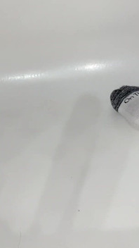 Massaggio con olio per il piede in calze a caviglia