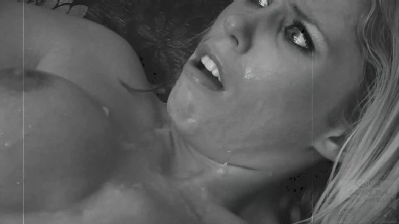 Chica Suicida DVD: Peituda loira Jamie sonha com uma chupando muitos paus