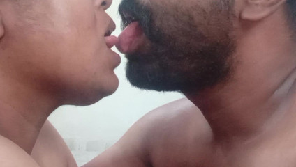 Desi Taboo: Ateşli üvey anne liplock ve ağzına tükürüyor