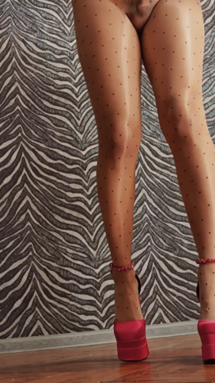 Ponny Letany: Ponnie Letani tanzt, während sie ihren köstlichen Hintern und ihre...