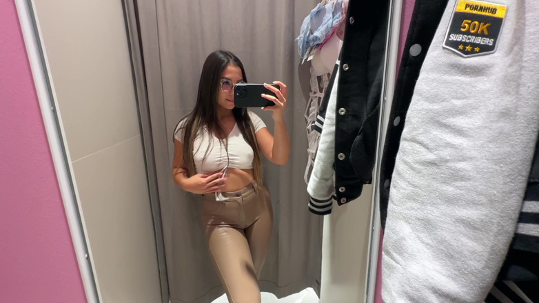 Itsxlilix: Prova a fare haul in un camerino pubblico ma ho...