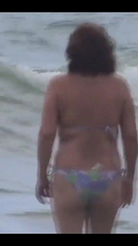 Mature Beauty on the Beach She Shows off, Enjoys the Sea and Masturbates Before Getting Fucked by Her Lover