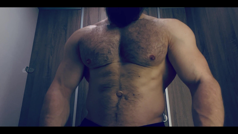 Mister Stone: Hard ademen, musculine geur, uitpuilende aderen en spieren