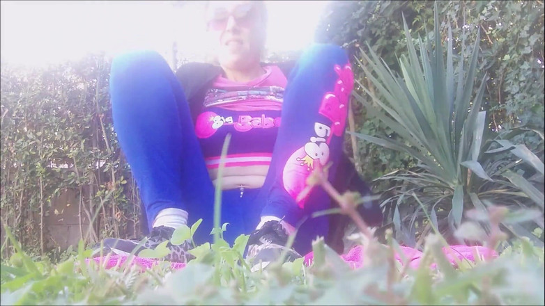 savannahamatoriale: C’est sympa de faire du yoga dans le parc, mais...