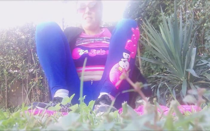savannahamatoriale: Este frumos să faci yoga în parc, dar există un accident...