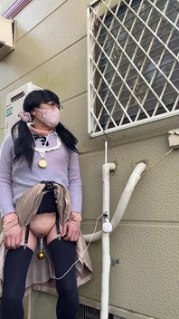 No117 Escondendo-se na sombra da casa de um vizinho e se masturbando