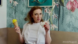 Ateşli orta yaşlı seksi kadın Julia North dondurmayı ve yarak emmeyi seviyor