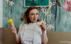 Gorąca MILF Julia North uwielbia lody i ssanie penisa
