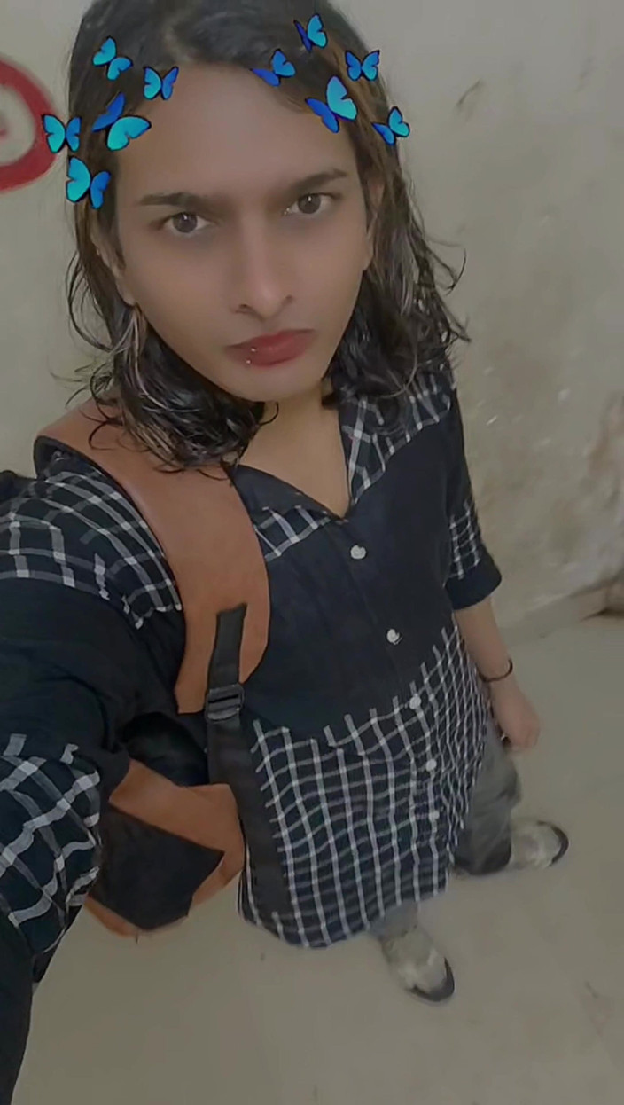 Zoyasazadai: Zoya Shezadi 나 자신을 위해 신선한 분위기의 작은 방에 가는