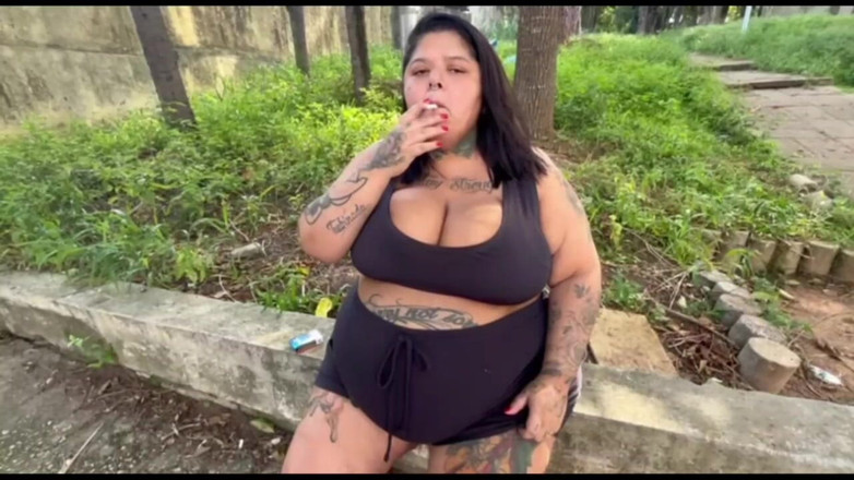 Mary Jhuana: Deusa BBW Fumando Seu Cigarro Em Público