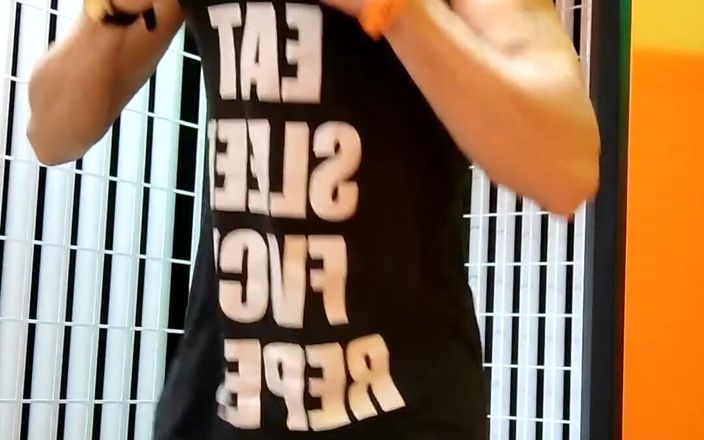 Boy jerking off: Prendiamo il sole in questi giorni umidi!