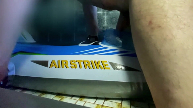 Aussie bi boy: クソ水で満たされたインテックス航空戦闘機