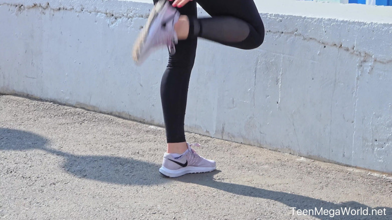 Teen Mega World: Alltag beim Joggen endet mit einem orgasmus