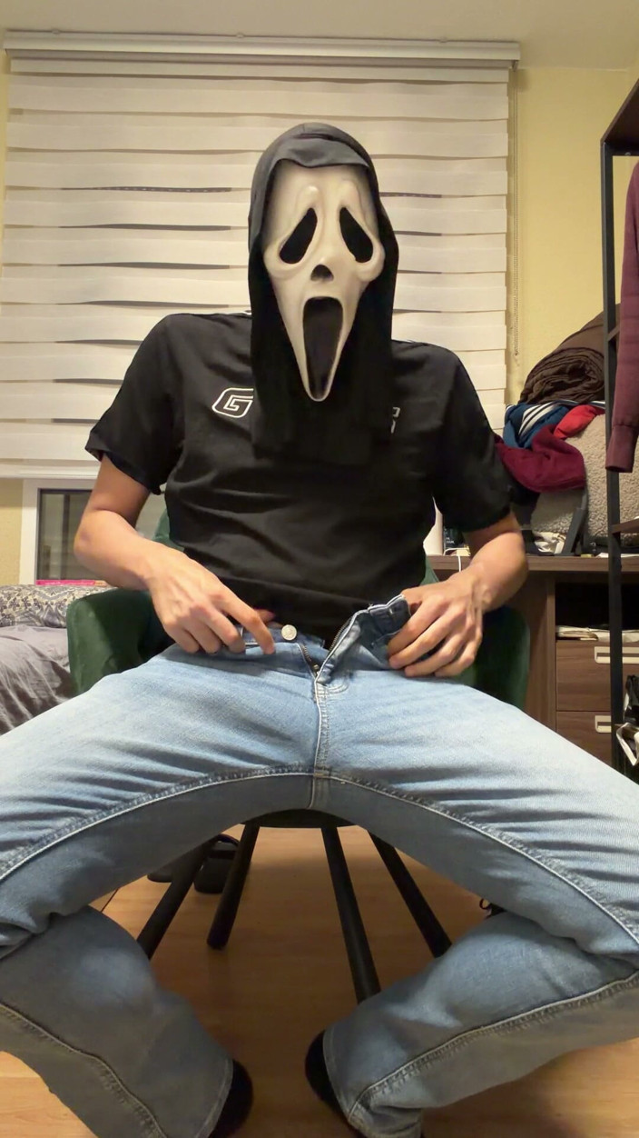 Liam Harding: Ghostface Jerks off and Nuts Like Crazy