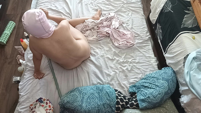 Mirsur: Vorspiel Im Schlafzimmer Mit Einem Amateur-paar. Amateur-milf Macht Nacktes Yoga,...