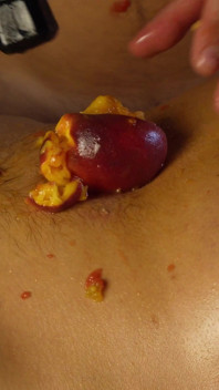 Profundo umbigo brinca com frutas recheadas e cheias de porra