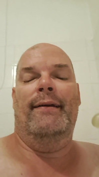 Vadia solta, chupando os dildos