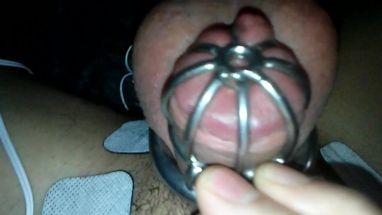 Sadie Boner: Bonita mariquita Sadie enjaulada e-stim orgasmo