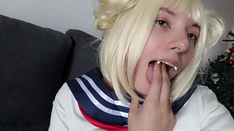 Softbrattypuppy: Cosplay slet - Toga Himiko (Boku No Hero) masturbeert en speelt met...