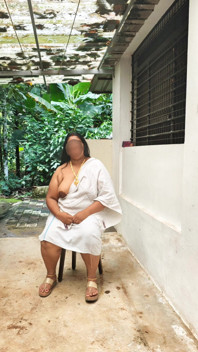 Fată desi în ședință foto sexy topless, după fotografiere