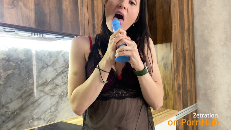 Zetration: Foot Fetish Kitchen Solo - Minha esposa brinca com seus dedos...