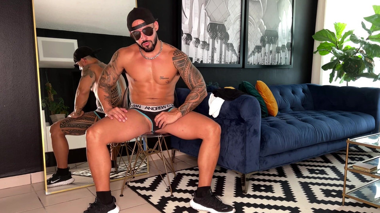 ortizjona: Bombeando mis pezones antes de golpear las barras del gimnasio...