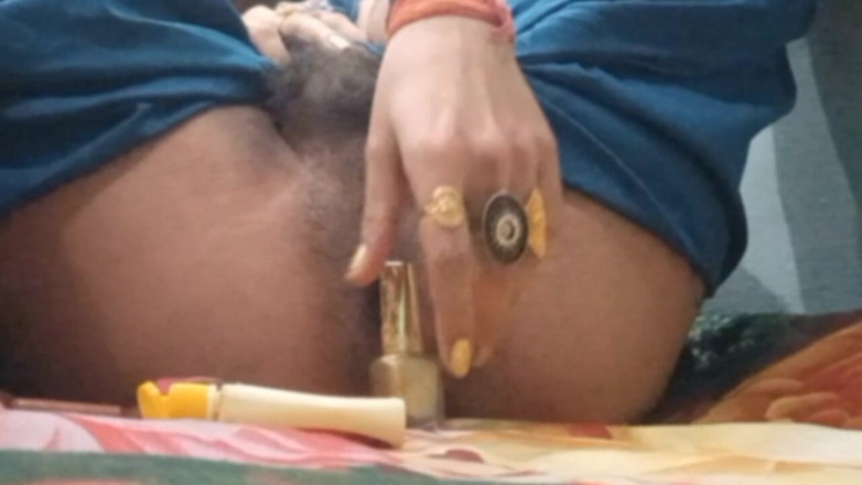hornytrans: Hintli travesti dildo olarak anal için tırnak boyası kullanıyor