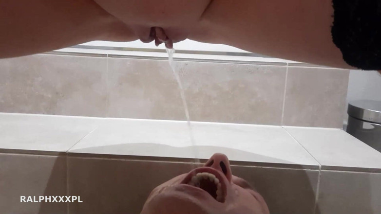 RalphXXXpl: 口におしっこをするコンピレーション 彼の舌は私のトイレットペーパーです。私が彼の口におしっこをした後