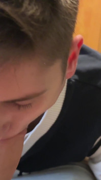 가장 친한 친구를 유혹하고 달콤한 후장으로 따먹히는 Evgeny Twink